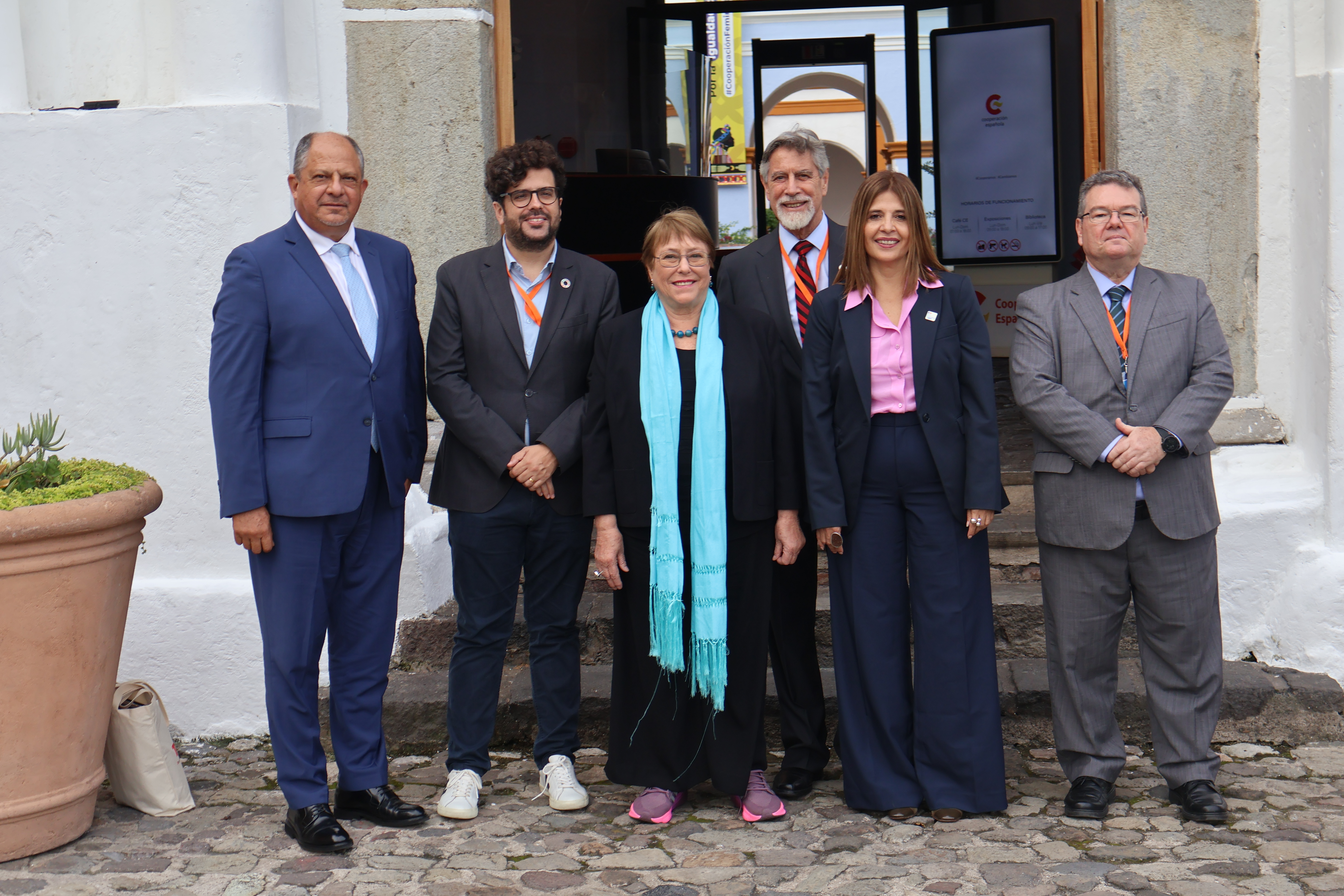 Luis Guillermo Solís (left), former president of Costa Rica; Antón Leis, director of the Spanish Agency for International Development Cooperation (AECID); Michelle Bachelet, former president of Chile; Francisco Sagasti, former president of Peru; Marcela Ríos Tobar, regional director of International IDEA for Latin America and the Caribbean and Jesús Molina Vázquez, director of the Spanish Cooperation Training Center in La Antigua Guatemala. Credit: International IDEA/Manuel Rodríguez
